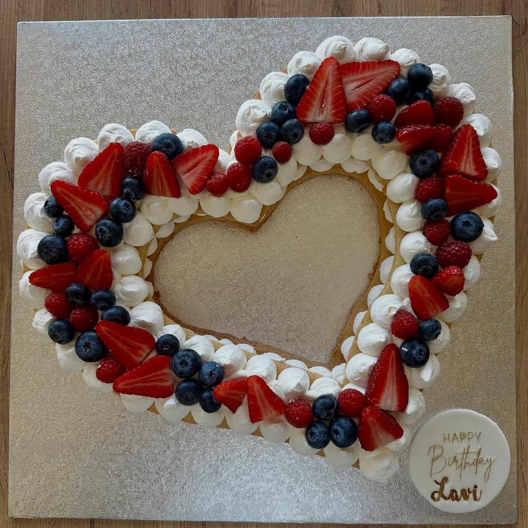 Post 4 by Cake decorator  |  Beatrice on Instagram (carousel)
