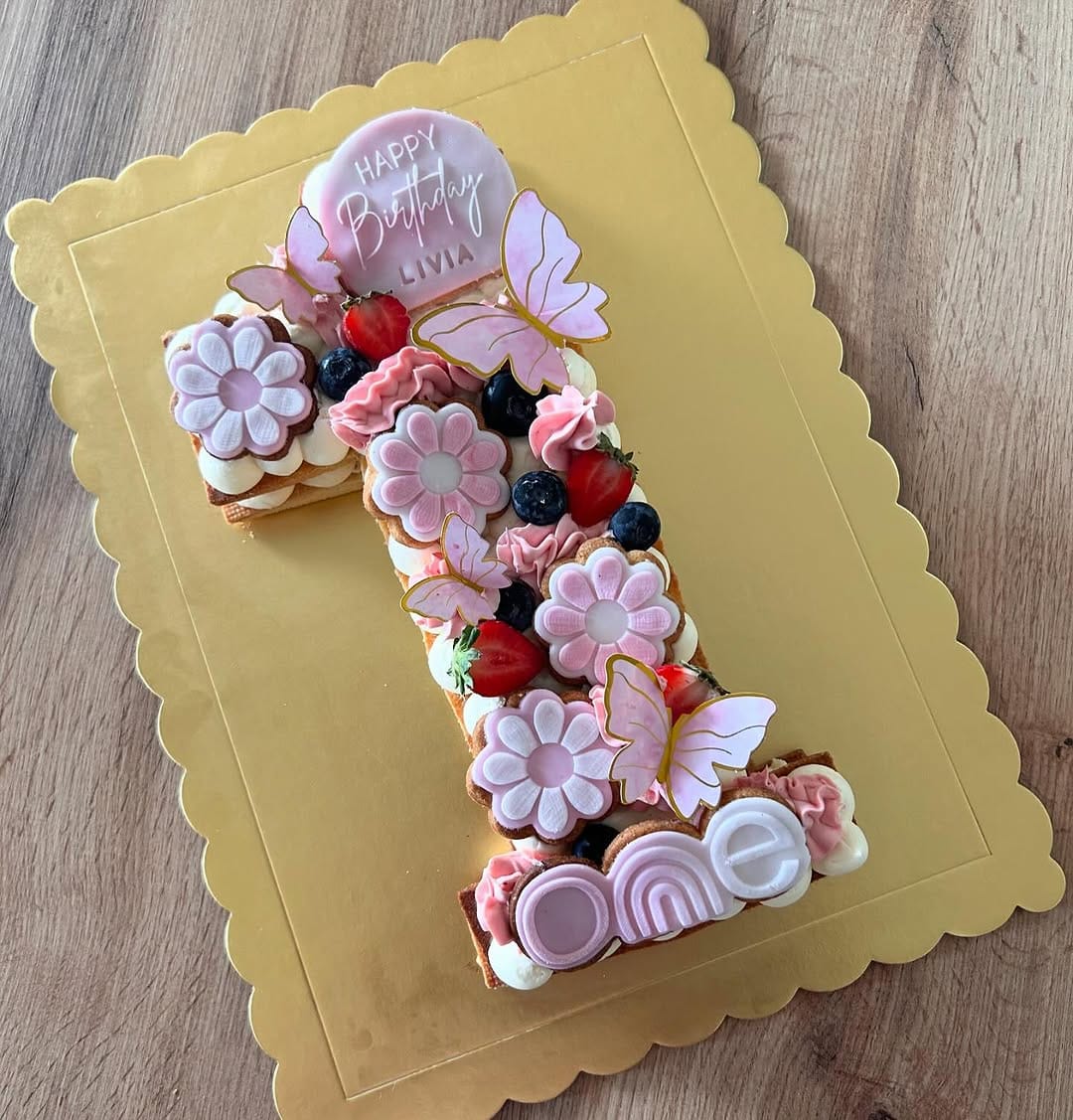 Post 9 by Cake decorator  |  Beatrice on Instagram (carousel)