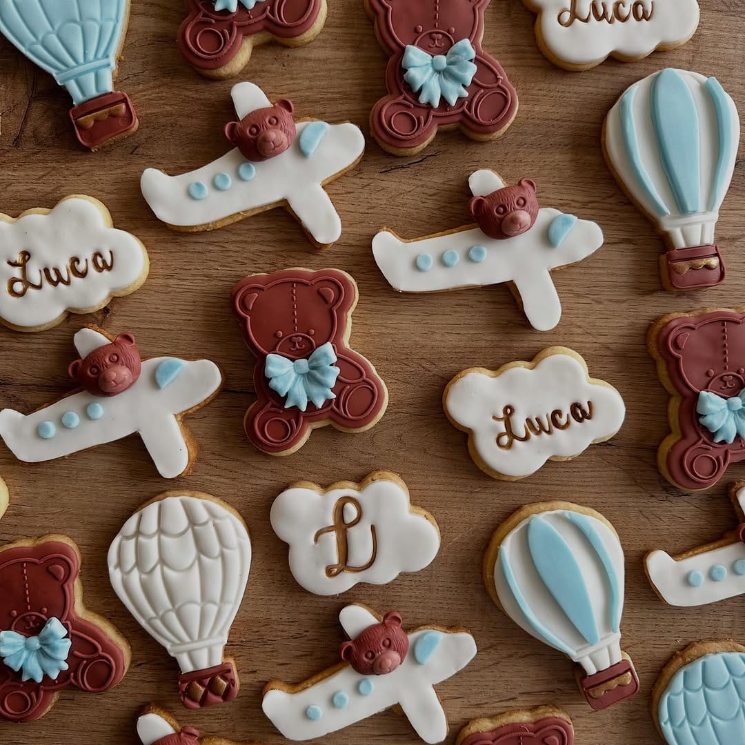 Post 2 by Cake decorator  |  Beatrice on Instagram (carousel)
