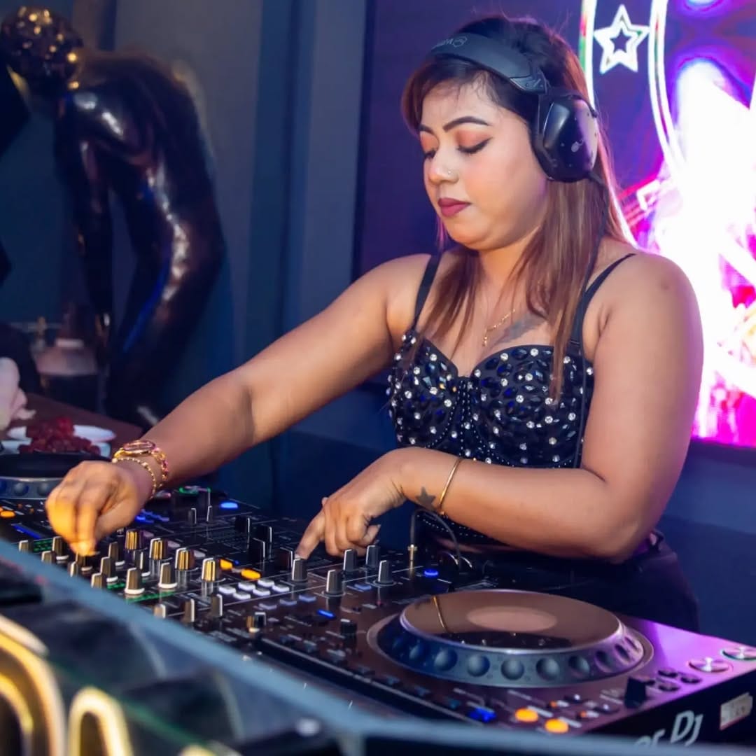 Post 9 by DJ Jenny (Puja Chatterjee) ❤😍 on Instagram (image)