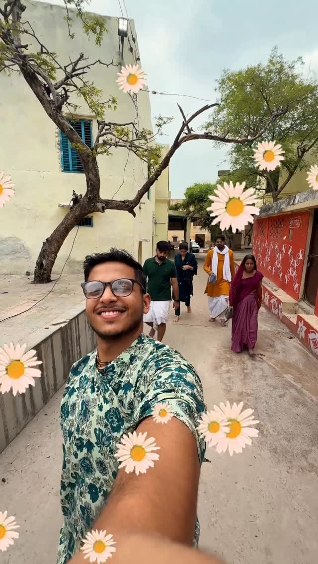 Post 4 by Kartik Tyagi 🐝 on Instagram (video)