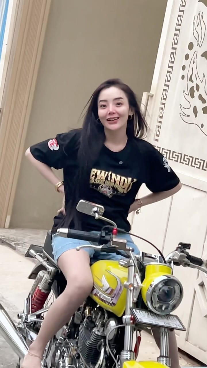 Post 3 by DEK KIK 🐣 on Instagram (video)