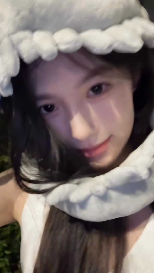 Post 3 by Kang Yoona (的姜允儿) on Instagram (video)