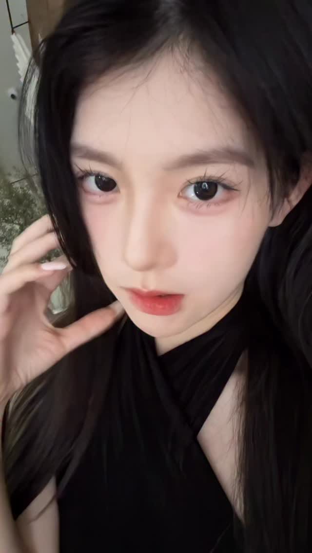 Post 2 by Kang Yoona (的姜允儿) on Instagram (video)