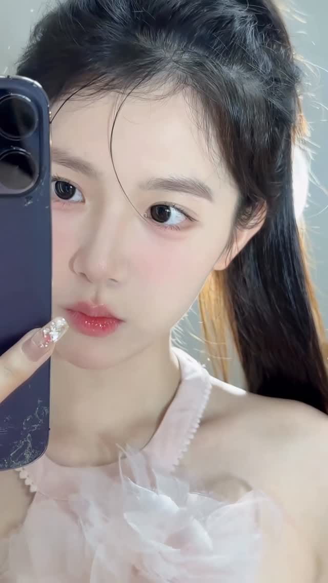 Post 8 by Kang Yoona (的姜允儿) on Instagram (video)
