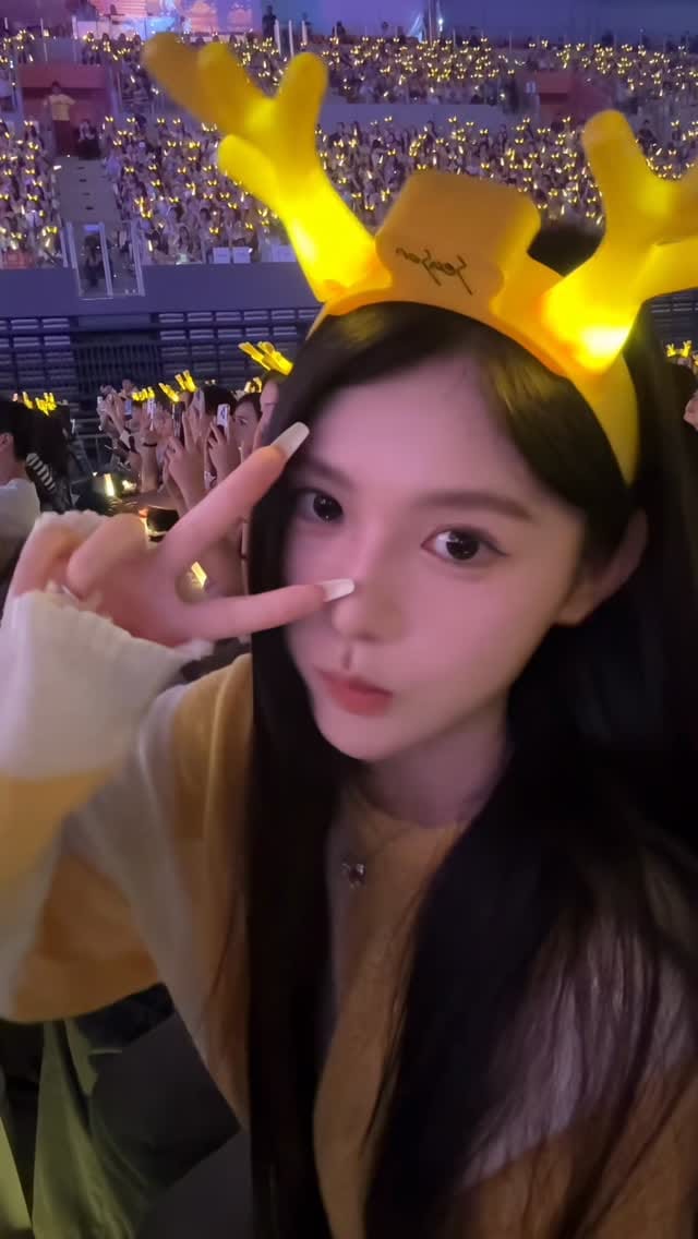 Post 1 by Kang Yoona (的姜允儿) on Instagram (video)