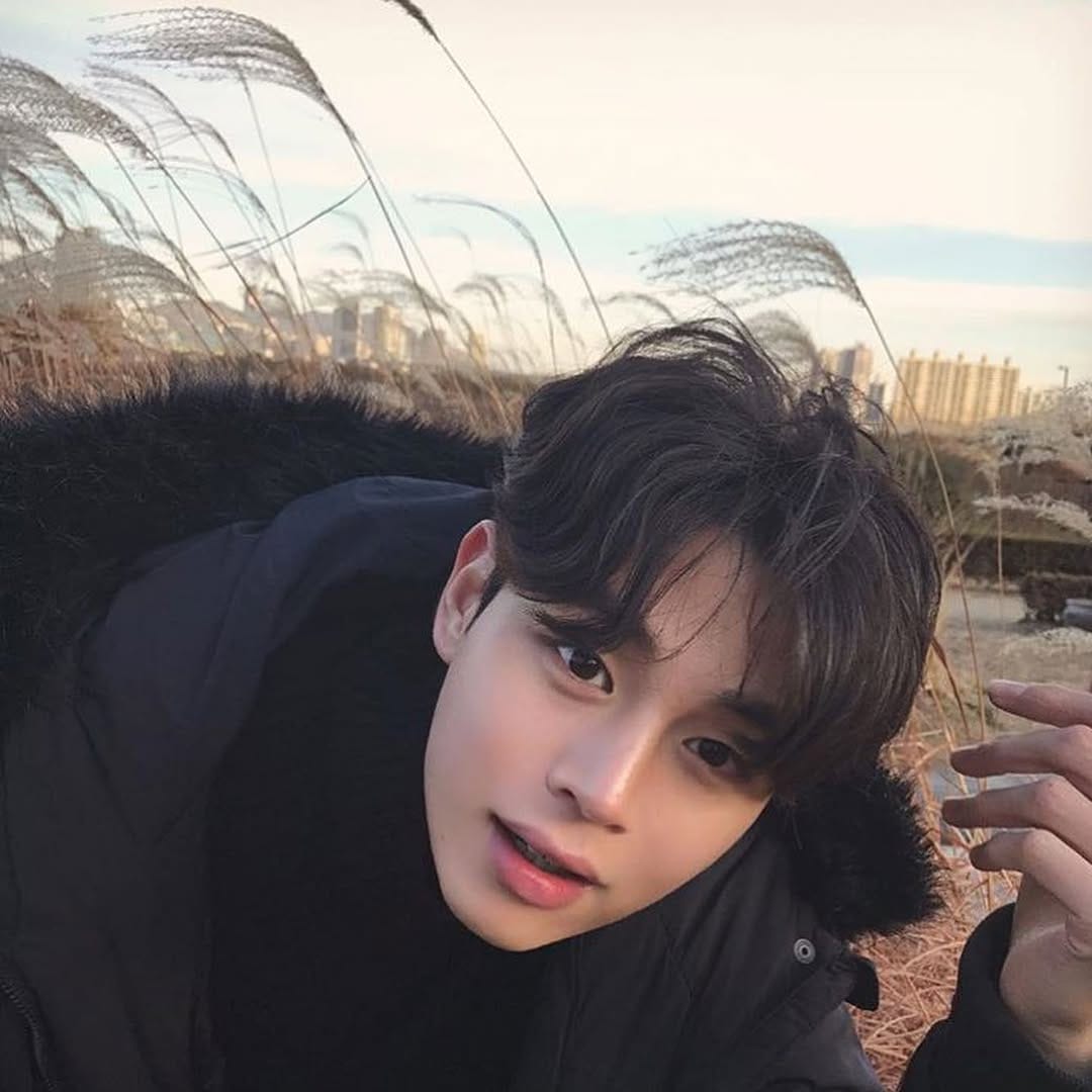 Post 10 by Ulzzang Boys🤍☁️ on Instagram (carousel)