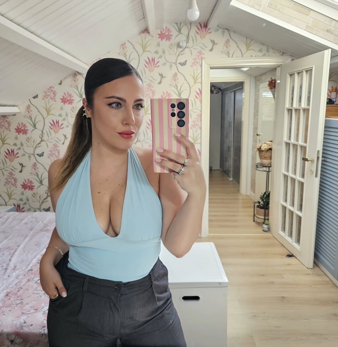 Post 4 by 𝐌𝐚𝐫𝐭𝐢𝐧𝐚 𝐌𝐮𝐫𝐠𝐢𝐚 on Instagram (image)