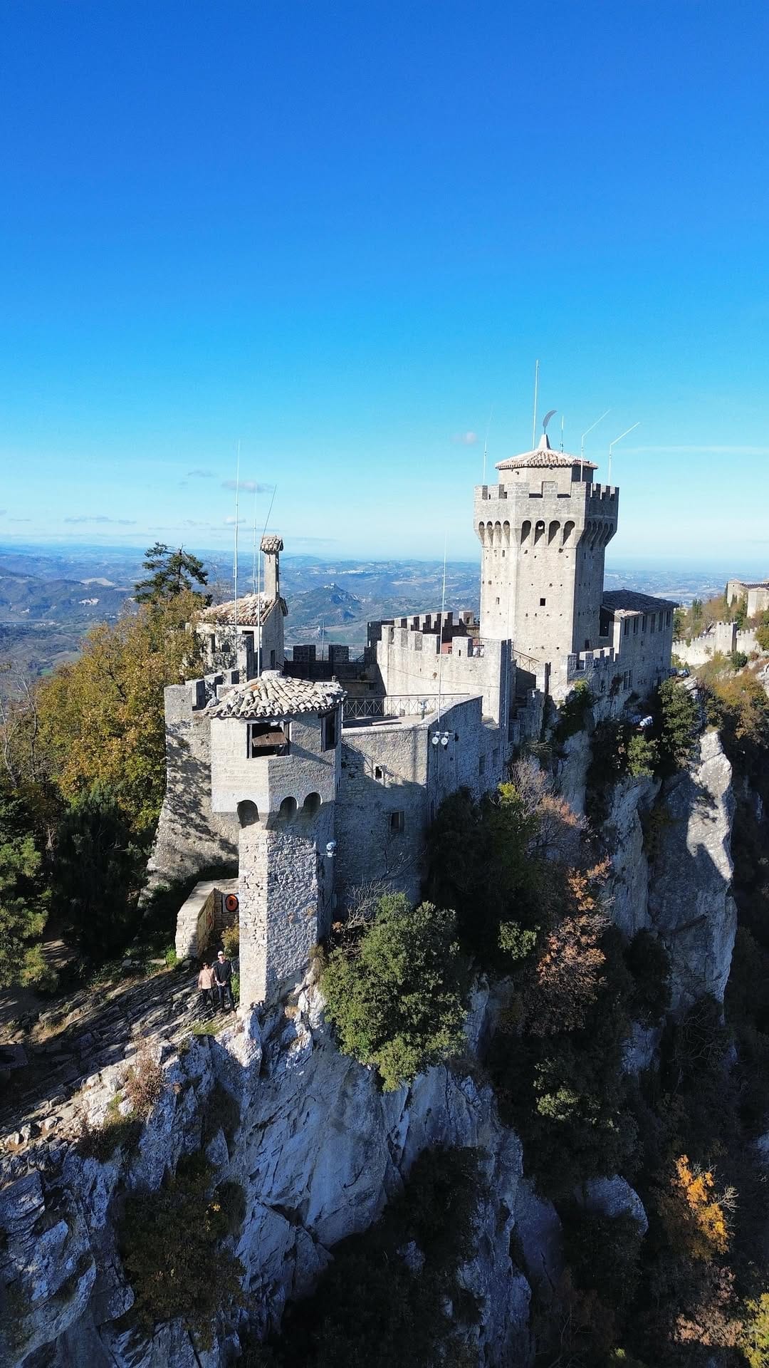 Post 9 by Miras, Mart & Raf on Instagram (video)