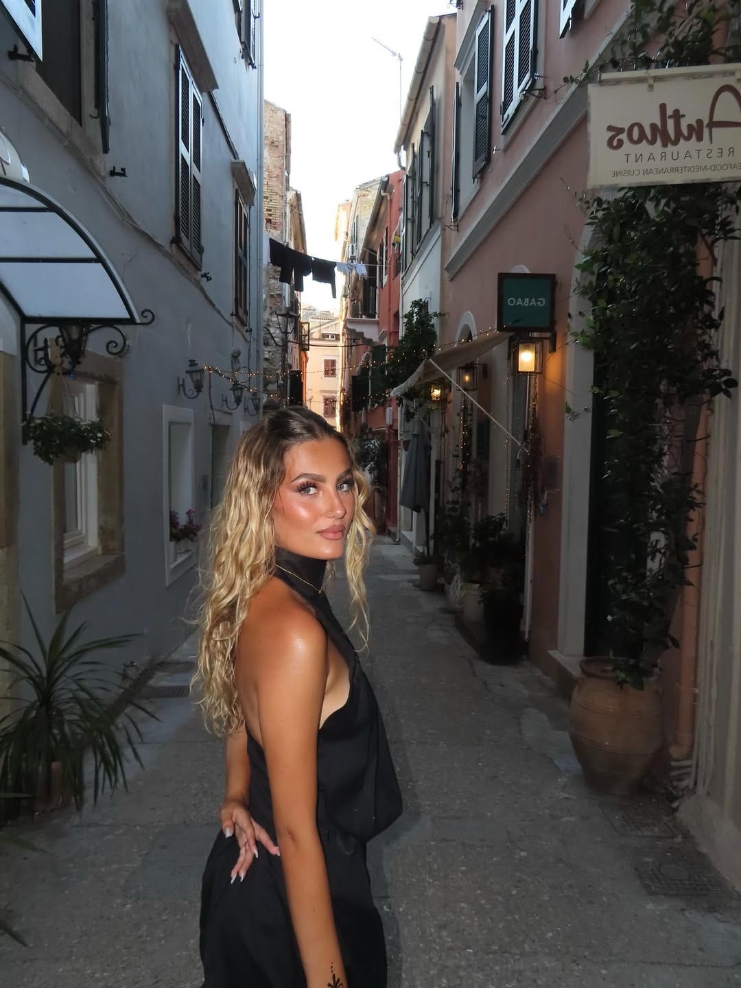 Post 2 by 𝒔𝒐𝒇𝒊𝒂☀️ on Instagram (carousel)