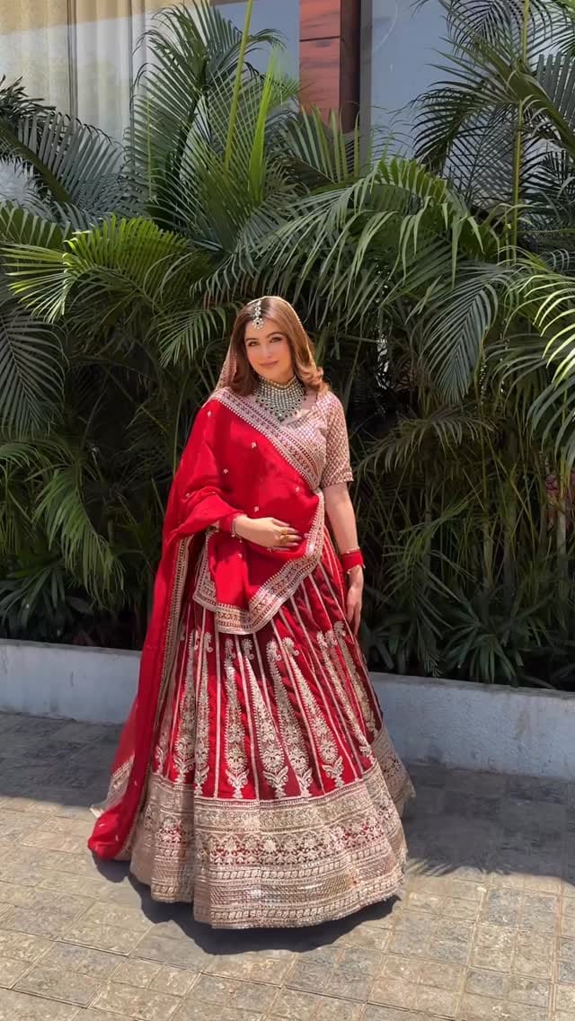 Post 8 by RADHIKA BOUTIQUE | Designer Lehenga | Ethnic Wear | Outfit on Instagram (video)