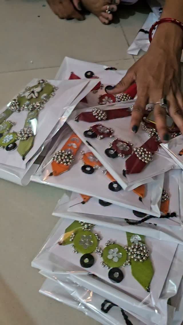 Post 4 by vee.fashion.accessories on Instagram (video)