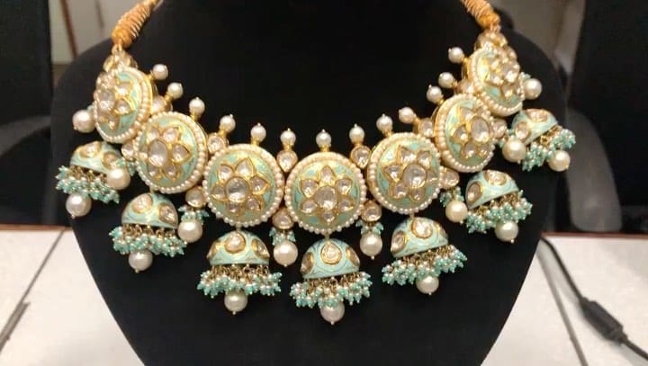 Post 1 by Eternal Jewels Mumbai on Instagram (video)