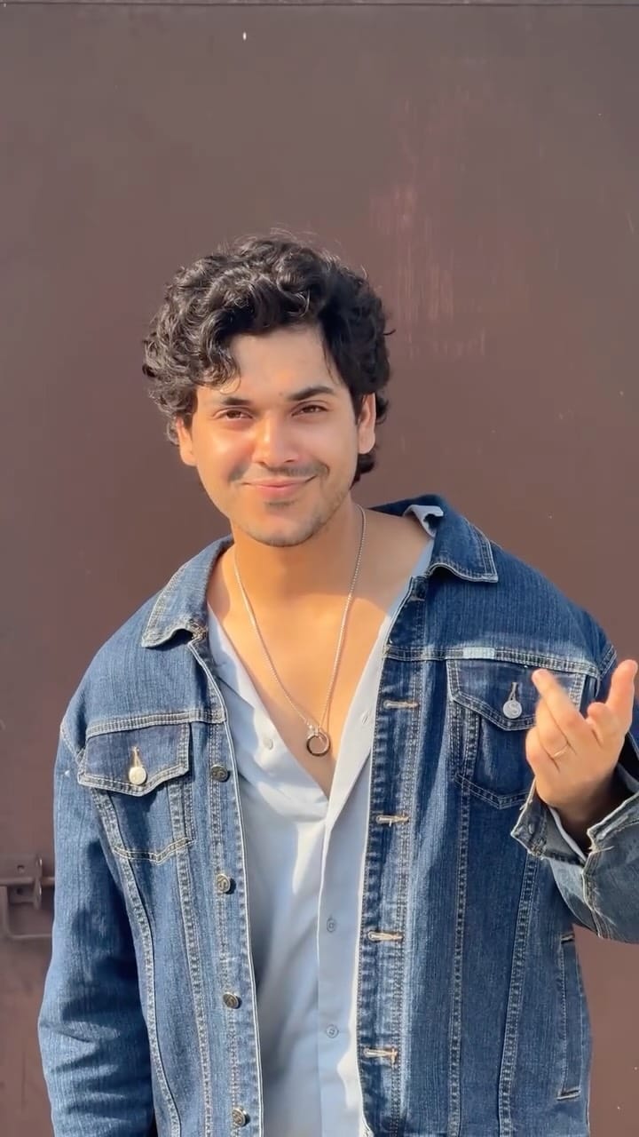 Post 5 by Gohil Dalmotra on Instagram (video)