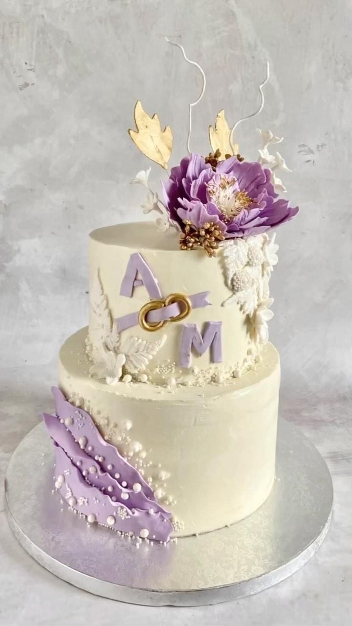 Post 5 by Devika Manikandan | Chennai Cake Artist & Instructor on Instagram (video)