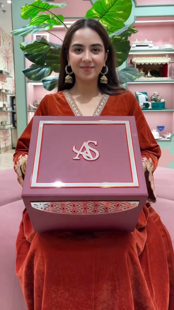 Post 7 by NICE GIFTING ® Luxury Gifting | Single & Bulk Hampers | Delhi on Instagram (video)