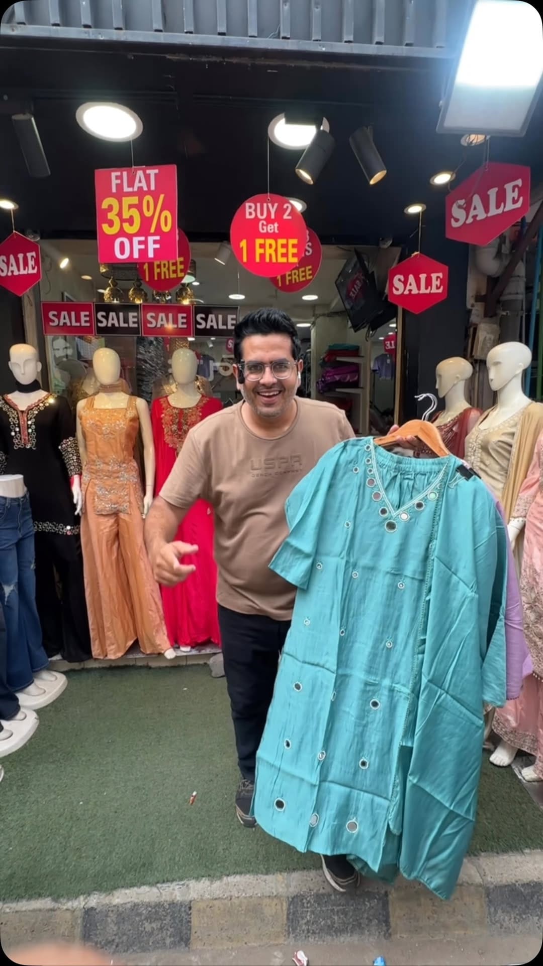 Post 5 by ROOH Fashion (रूह) on Instagram (video)