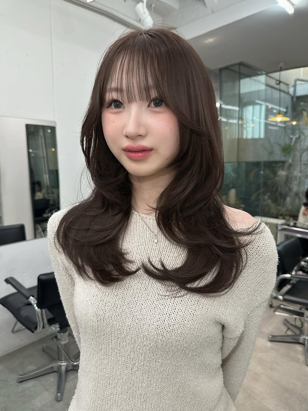 Post 3 by 𝙈𝙞𝙣𝙖 / 大阪/難波/心斎橋/美容室/透明感カラー/ハイトーン/ミルクティーベージュ/暖色カラー/レイヤーカット on Instagram (carousel)
