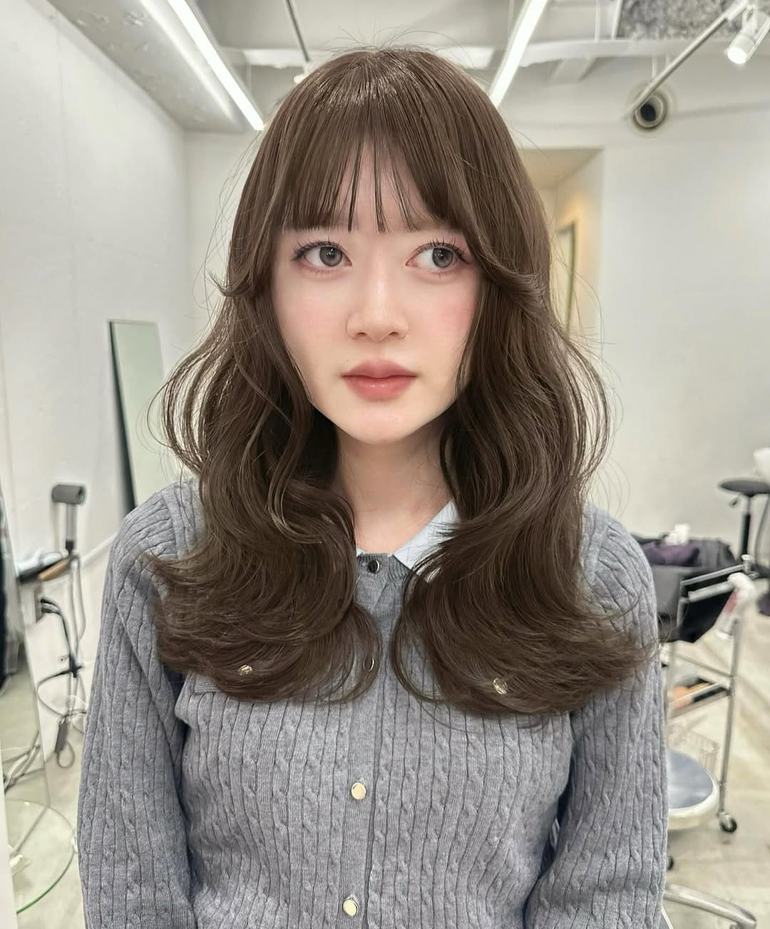 Post 8 by 𝙈𝙞𝙣𝙖 / 大阪/難波/心斎橋/美容室/透明感カラー/ハイトーン/ミルクティーベージュ/暖色カラー/レイヤーカット on Instagram (image)