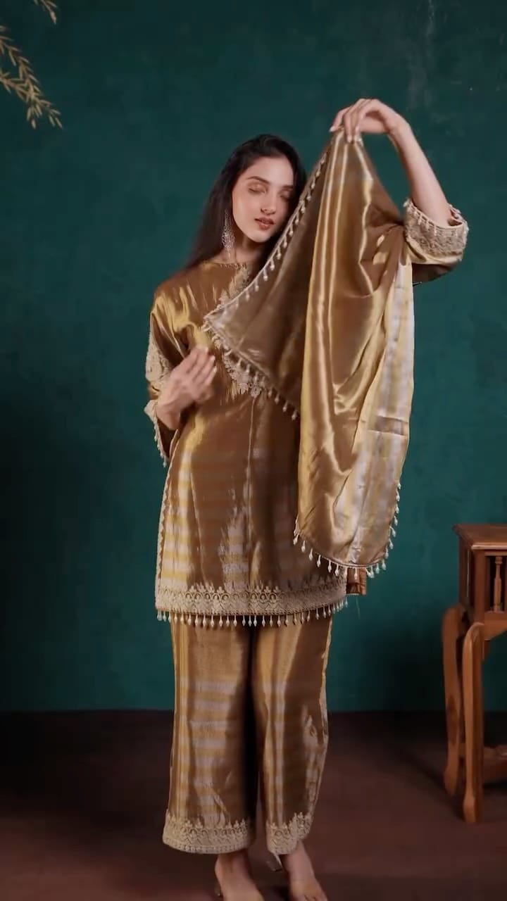 Post 8 by Look's Boutique on Instagram (video)