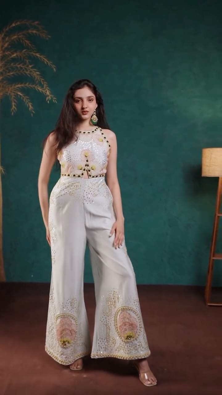 Post 7 by Look's Boutique on Instagram (video)