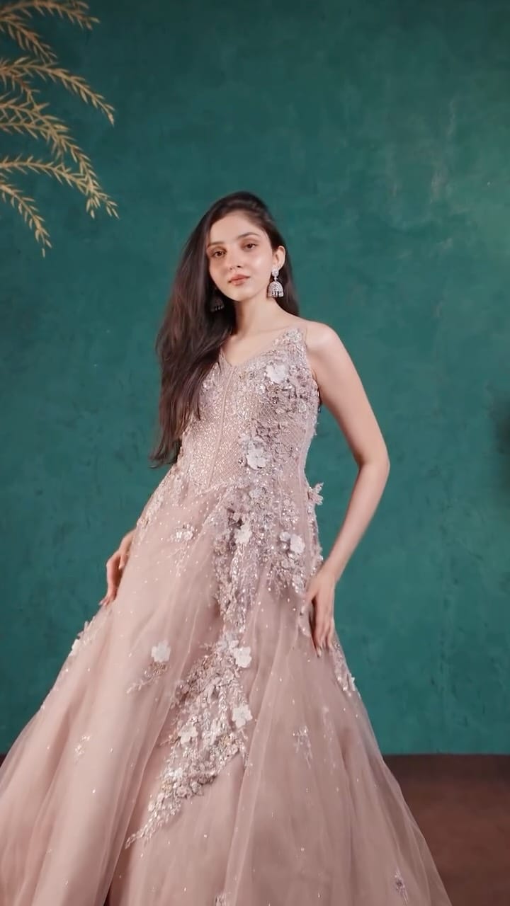 Post 3 by Look's Boutique on Instagram (video)