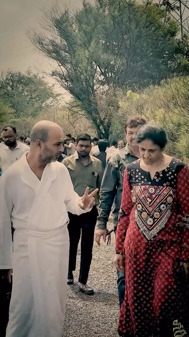 Post 5 by Priya Bhave. on Instagram (video)
