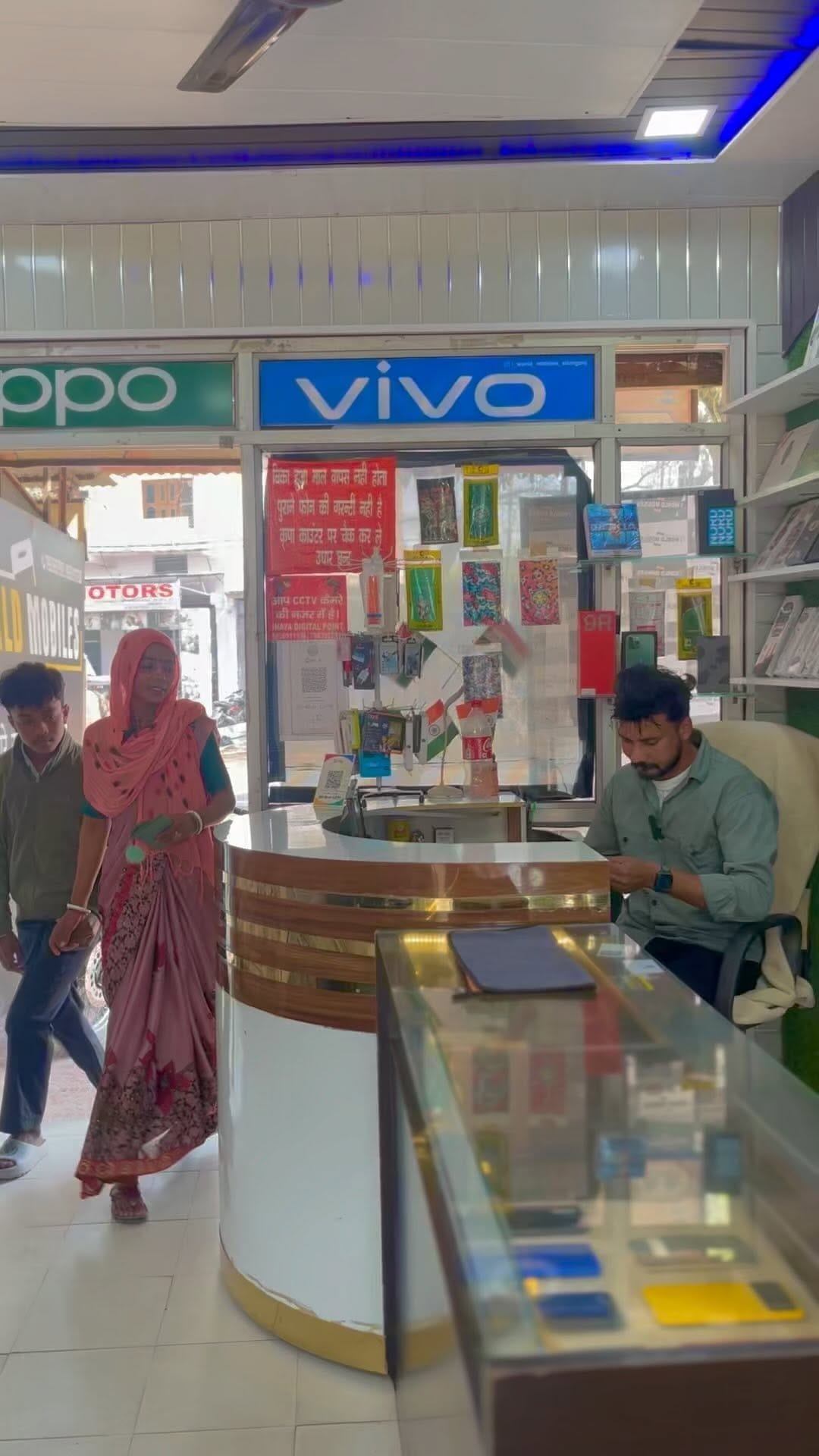 Post 10 by i world mobiles on Instagram (video)