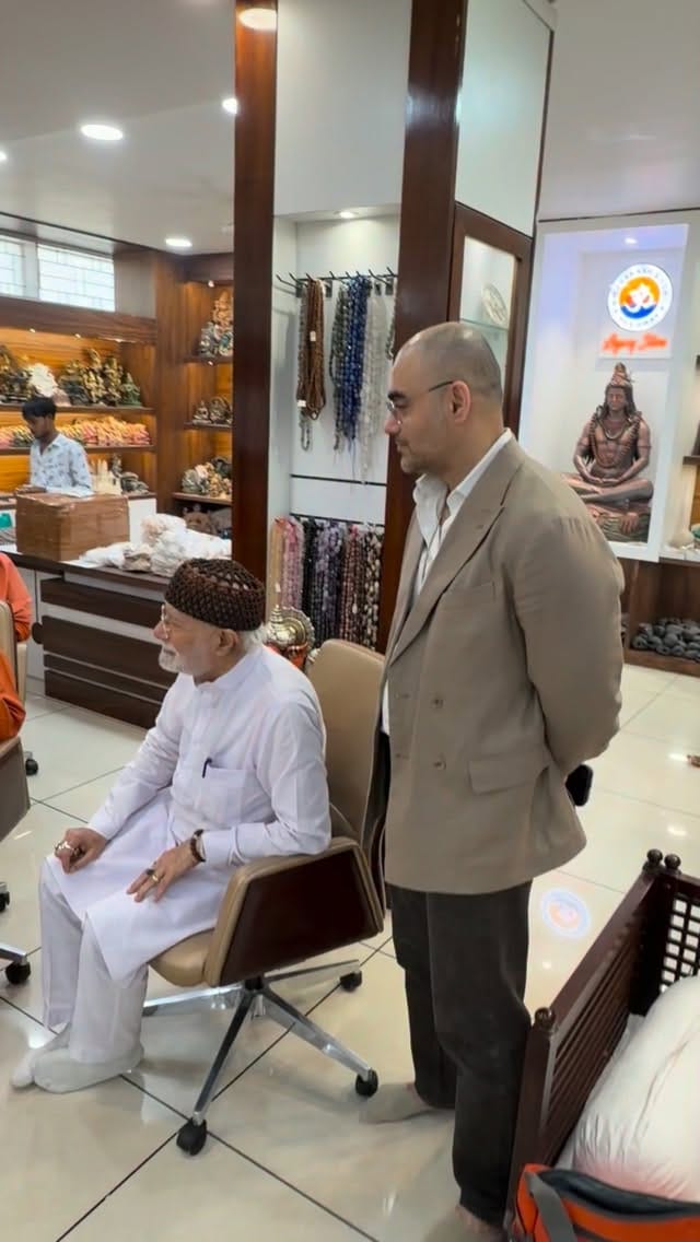 Post 6 by Om Prakash & Sons 🇮🇳 on Instagram (video)