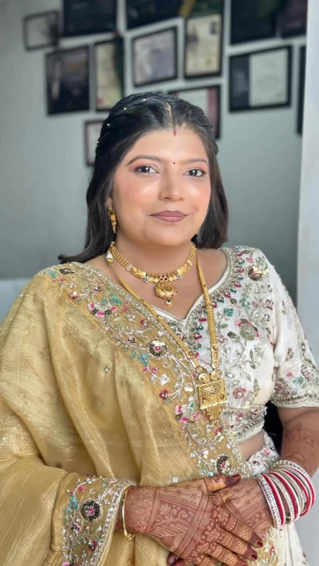 Post 4 by MAHEK | MAKEUP ARTIST | on Instagram (video)