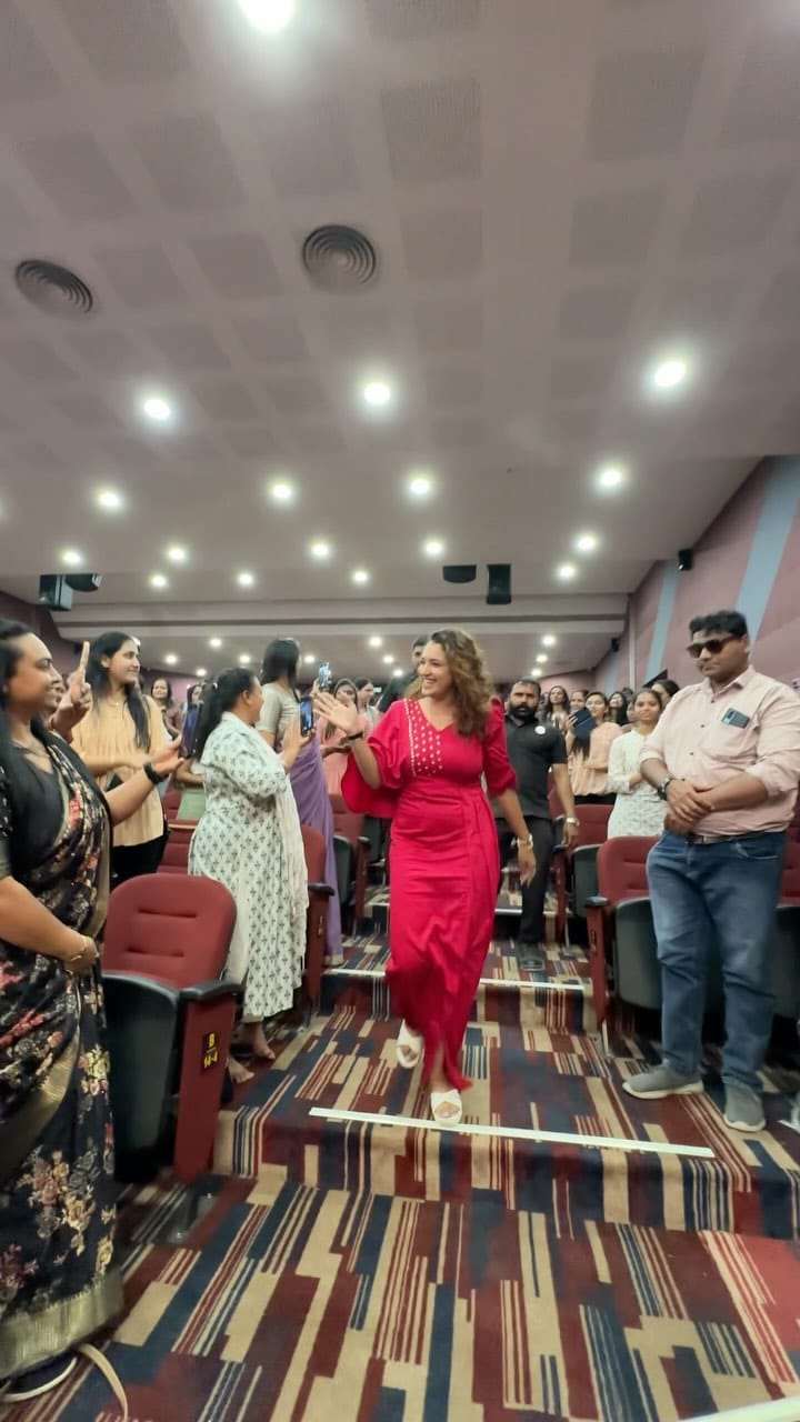 Post 10 by MAHEK | MAKEUP ARTIST | on Instagram (video)