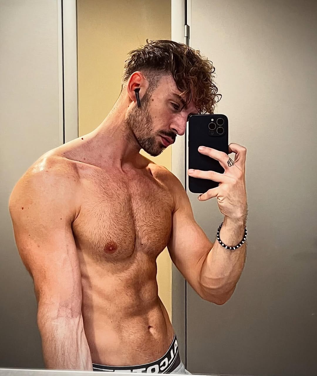 Post 5 by Denis🐼 on Instagram (image)