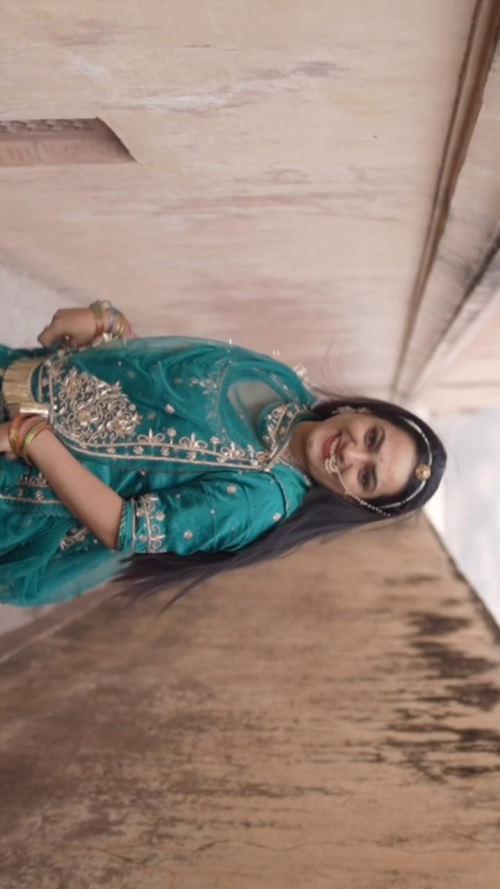 Post 3 by Rangwala Rajwadi Poshak Ghar on Instagram (video)