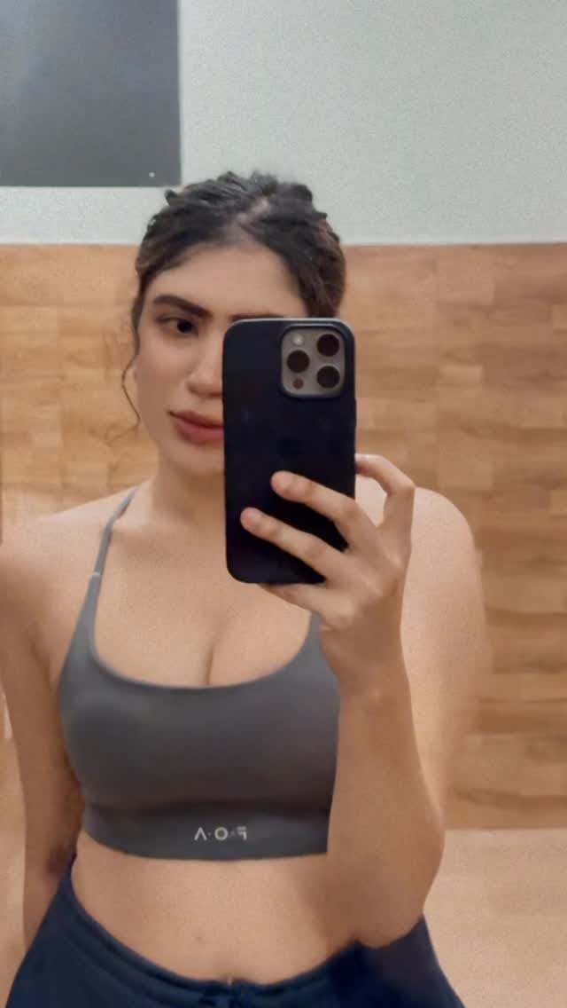 Post 4 by Taniya Nimeshi Chandrasiri on Instagram (video)
