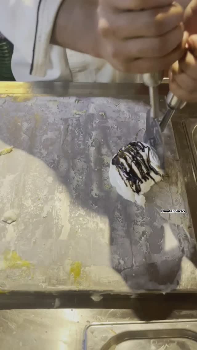 Post 10 by Fooda Holic on Instagram (video)
