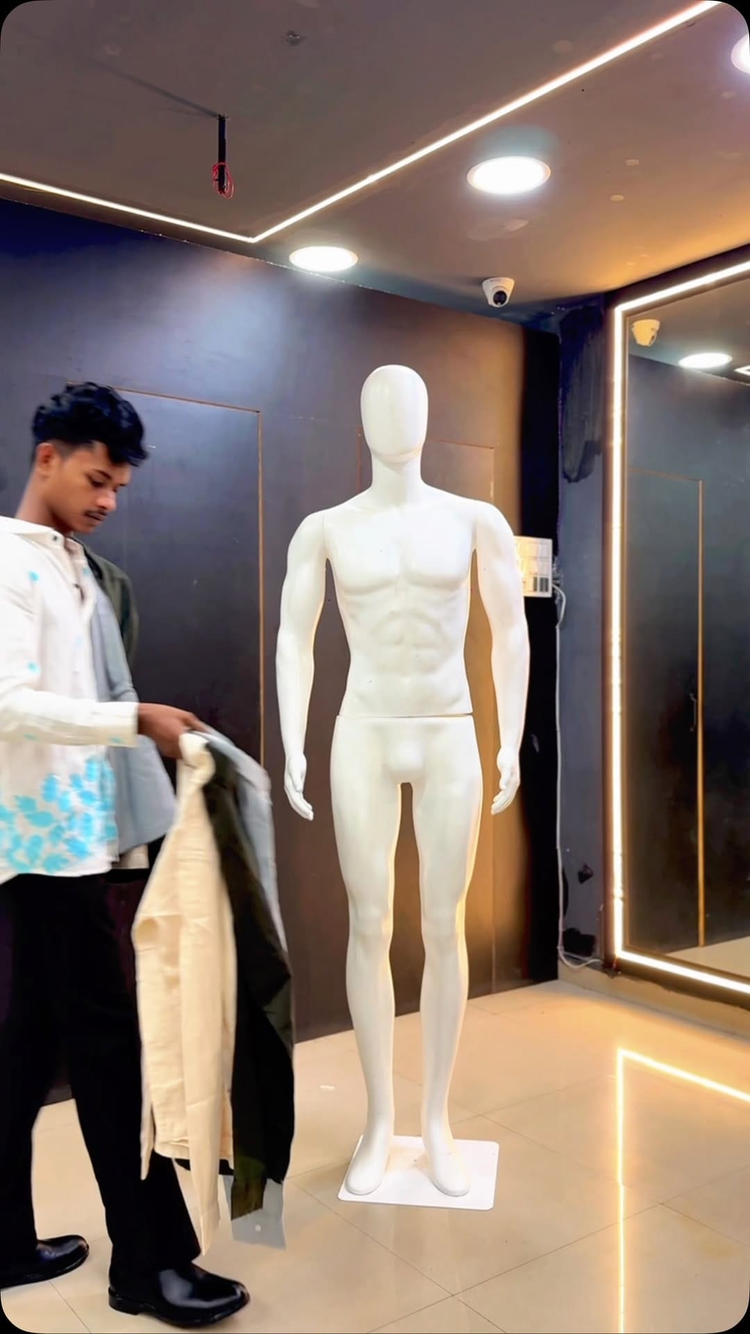 Post 1 by FASHION SHOP on Instagram (video)