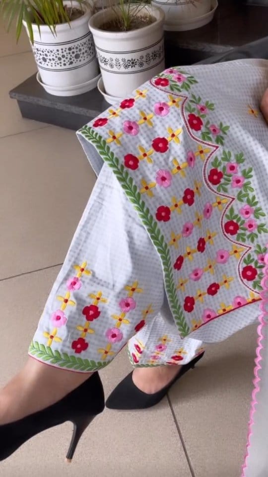 Post 10 by Phulkari Harjit on Instagram (video)