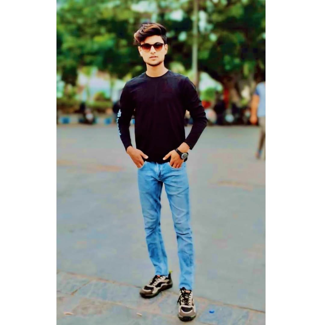 Post 7 by عمران on Instagram (carousel)