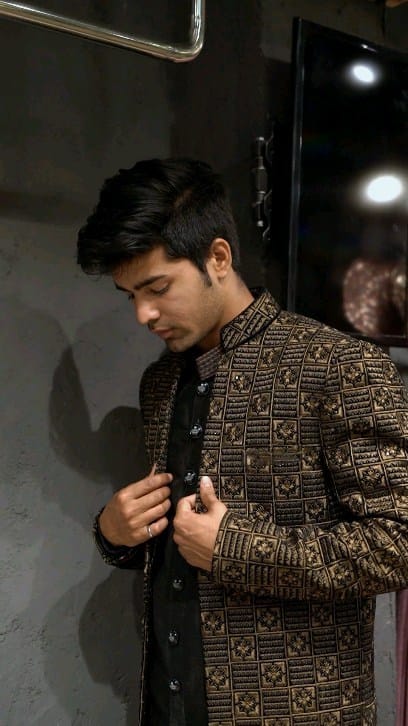 Post 9 by karan 🕉 on Instagram (video)
