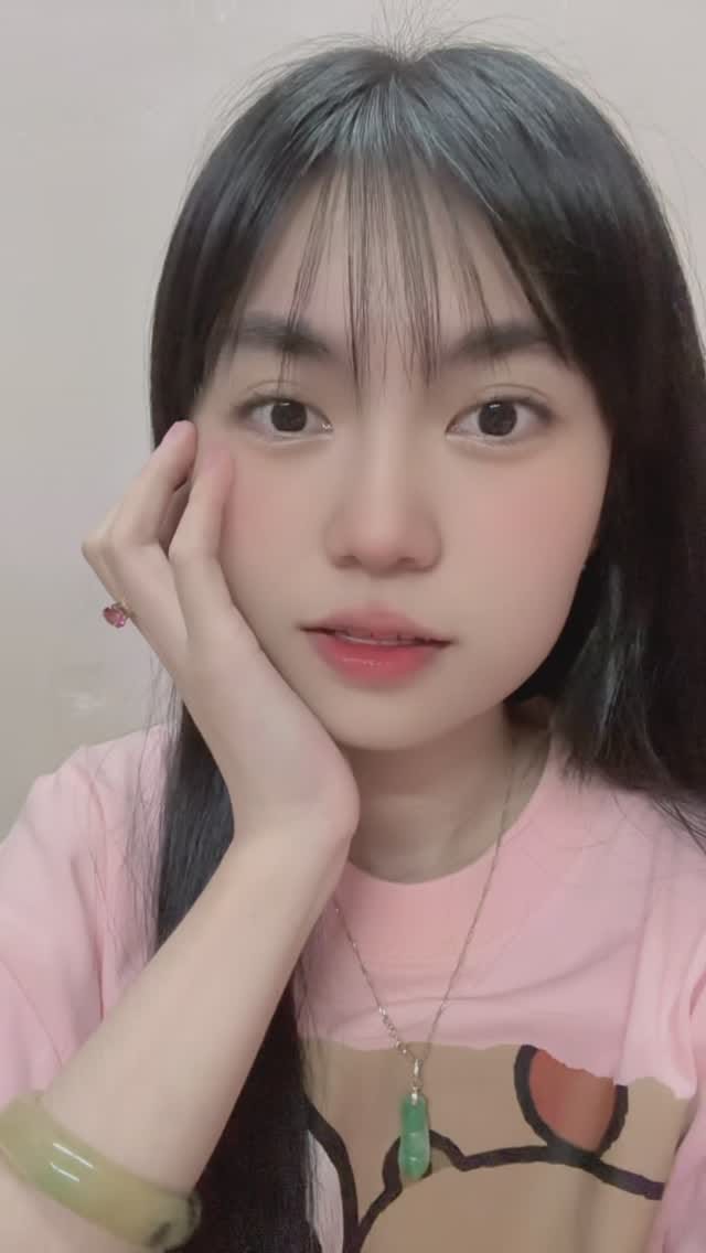 Post 3 by Cô Em NhàBên Aka MochiMochi on Instagram (video)