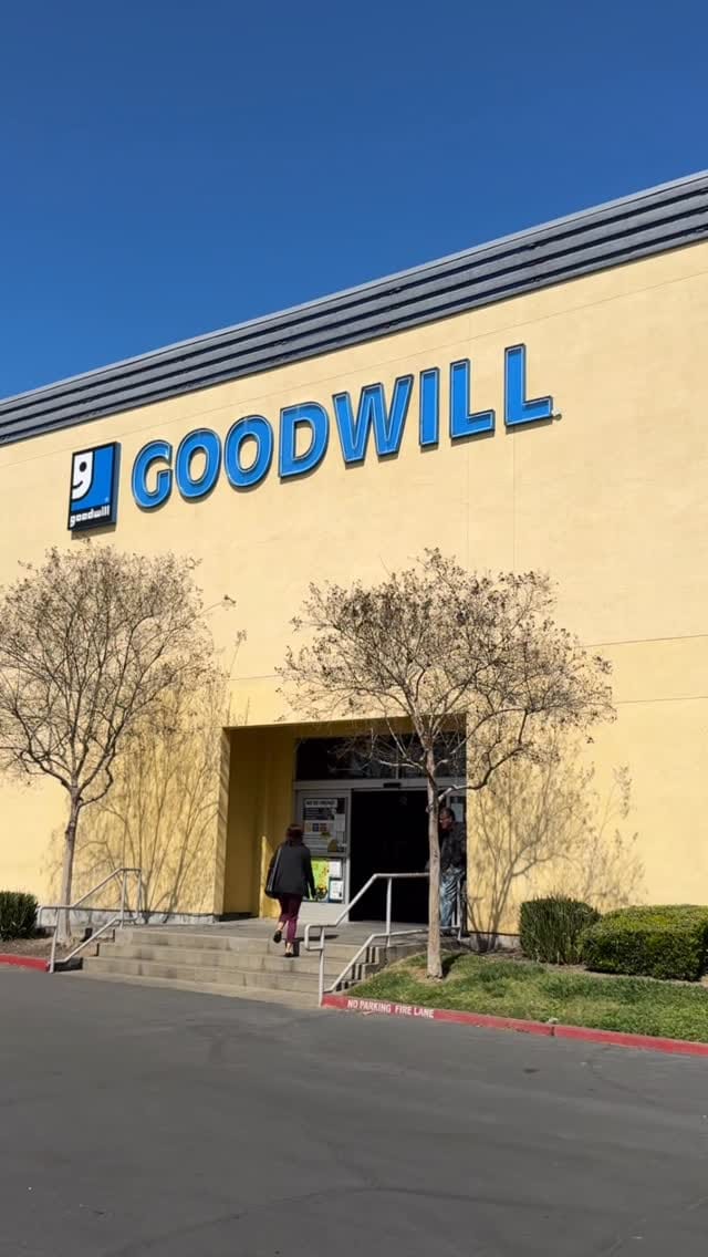 Post 4 by CANDY.THRIFTS on Instagram (video)