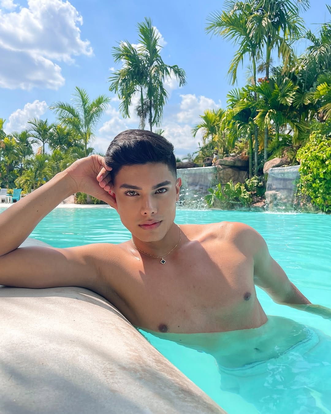 Post 9 by Santiago Anaya on Instagram (carousel)