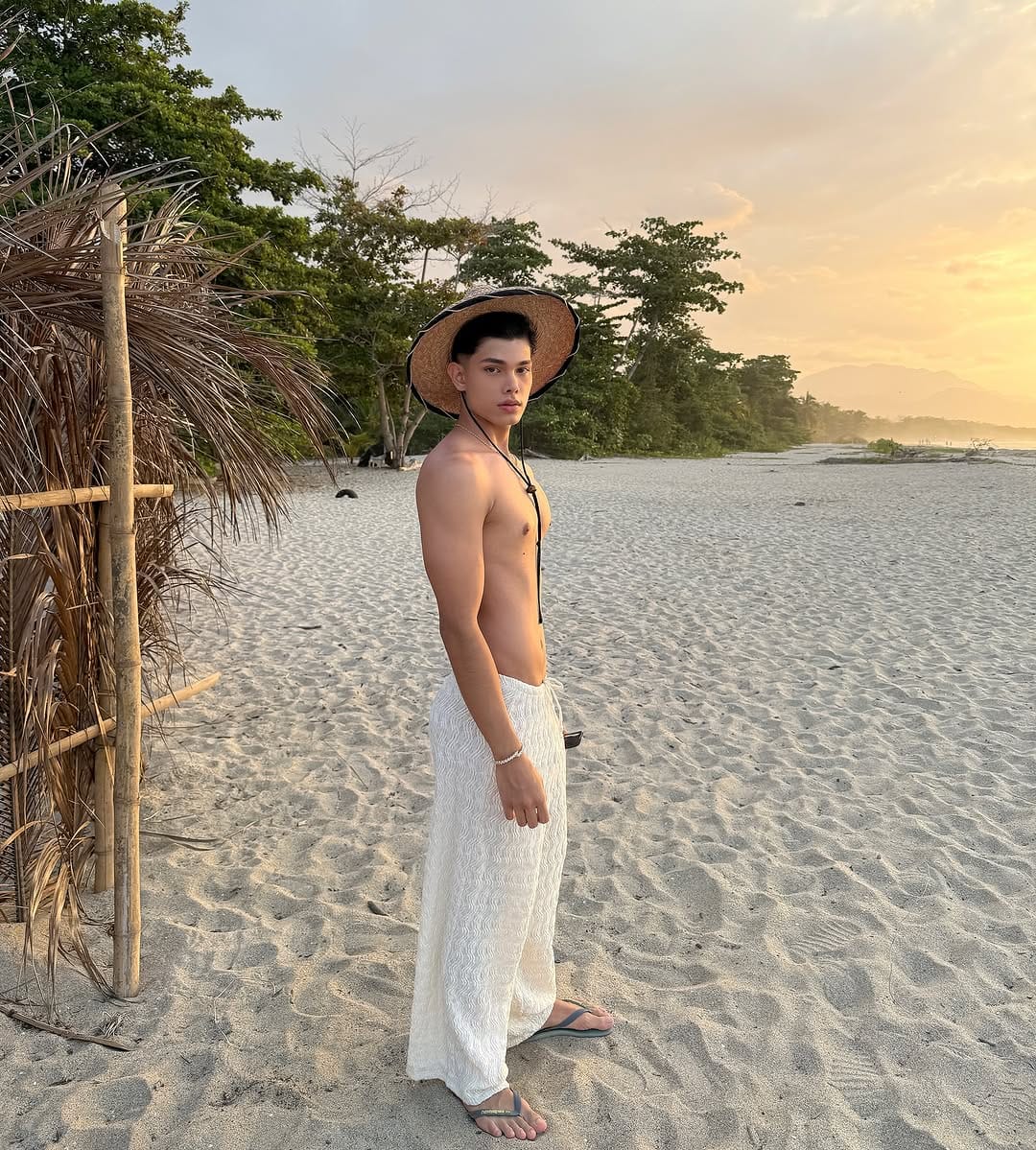 Post 6 by Santiago Anaya on Instagram (carousel)