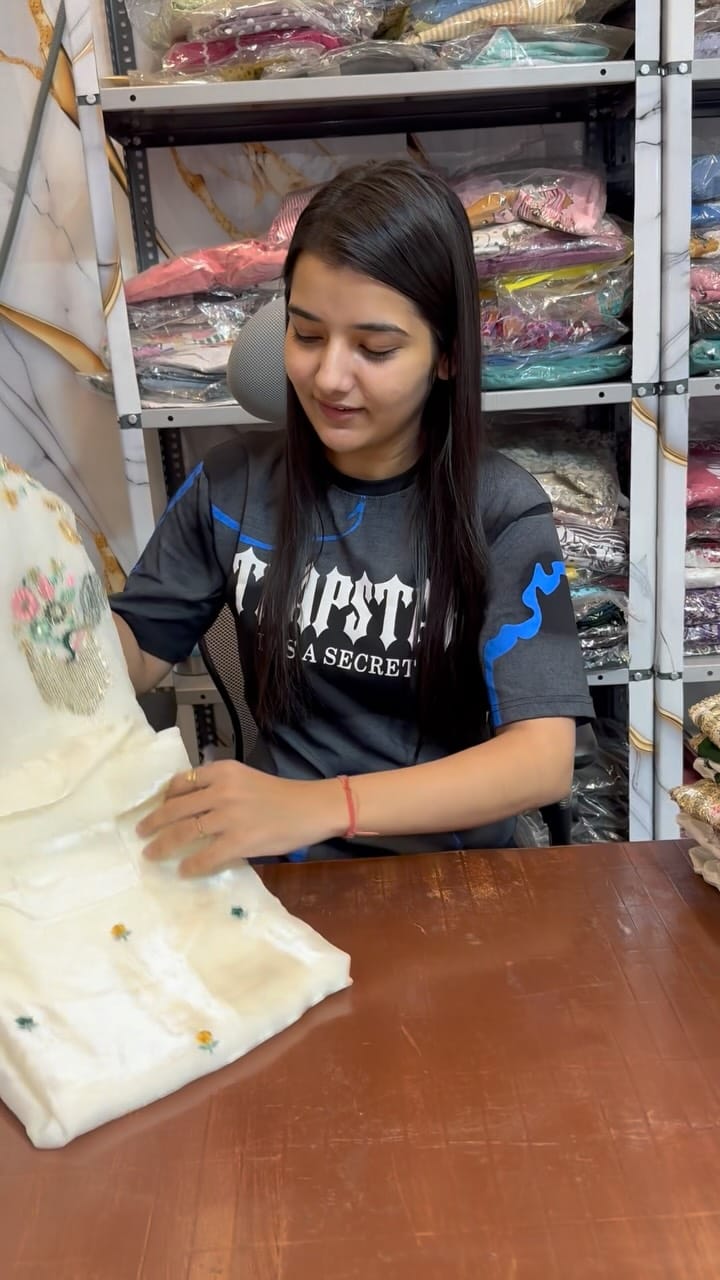 Post 6 by Lohchab Collection Najafgarh on Instagram (video)