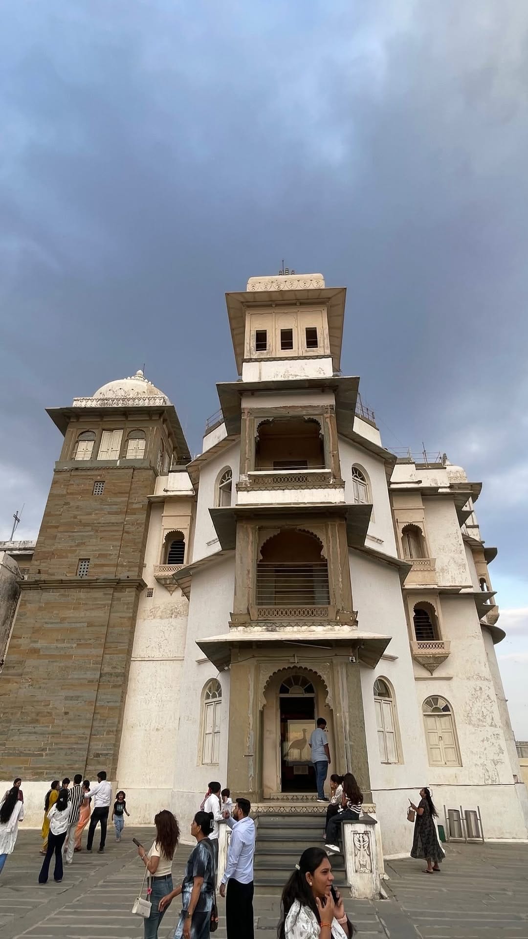 Post 3 by Rashi Sharma on Instagram (video)