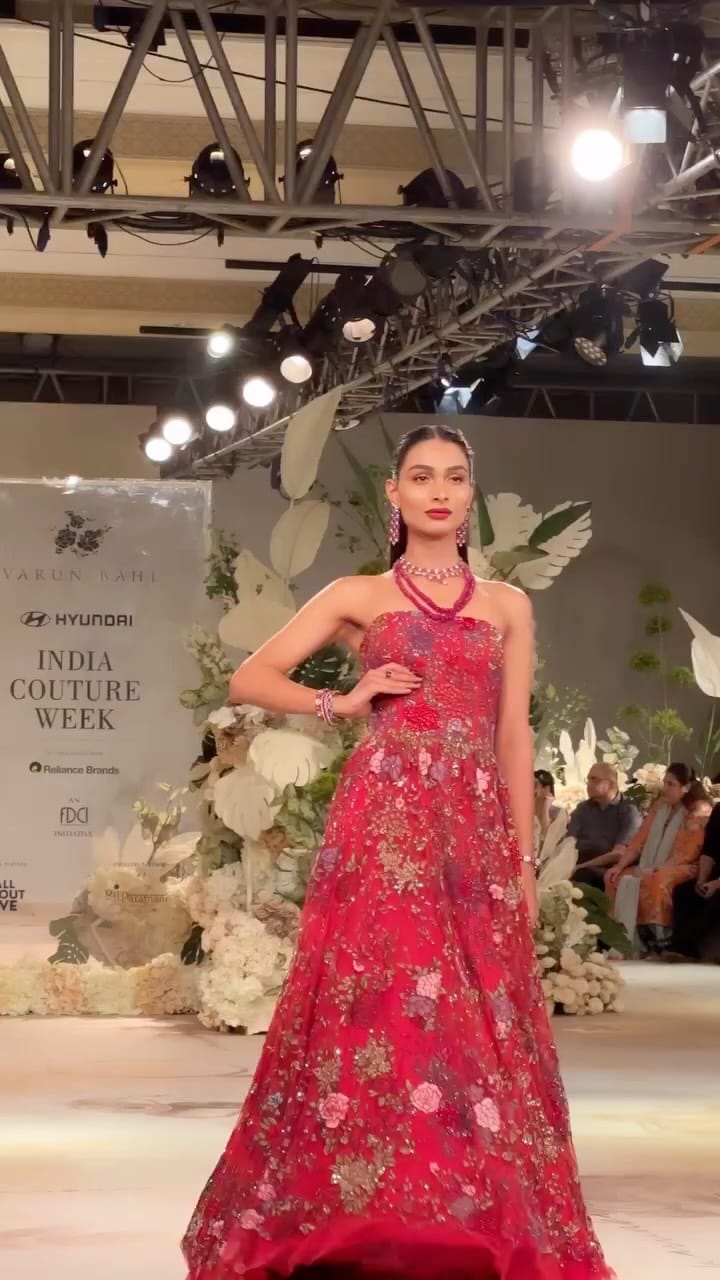 Post 10 by Niharikaa choudhary on Instagram (video)
