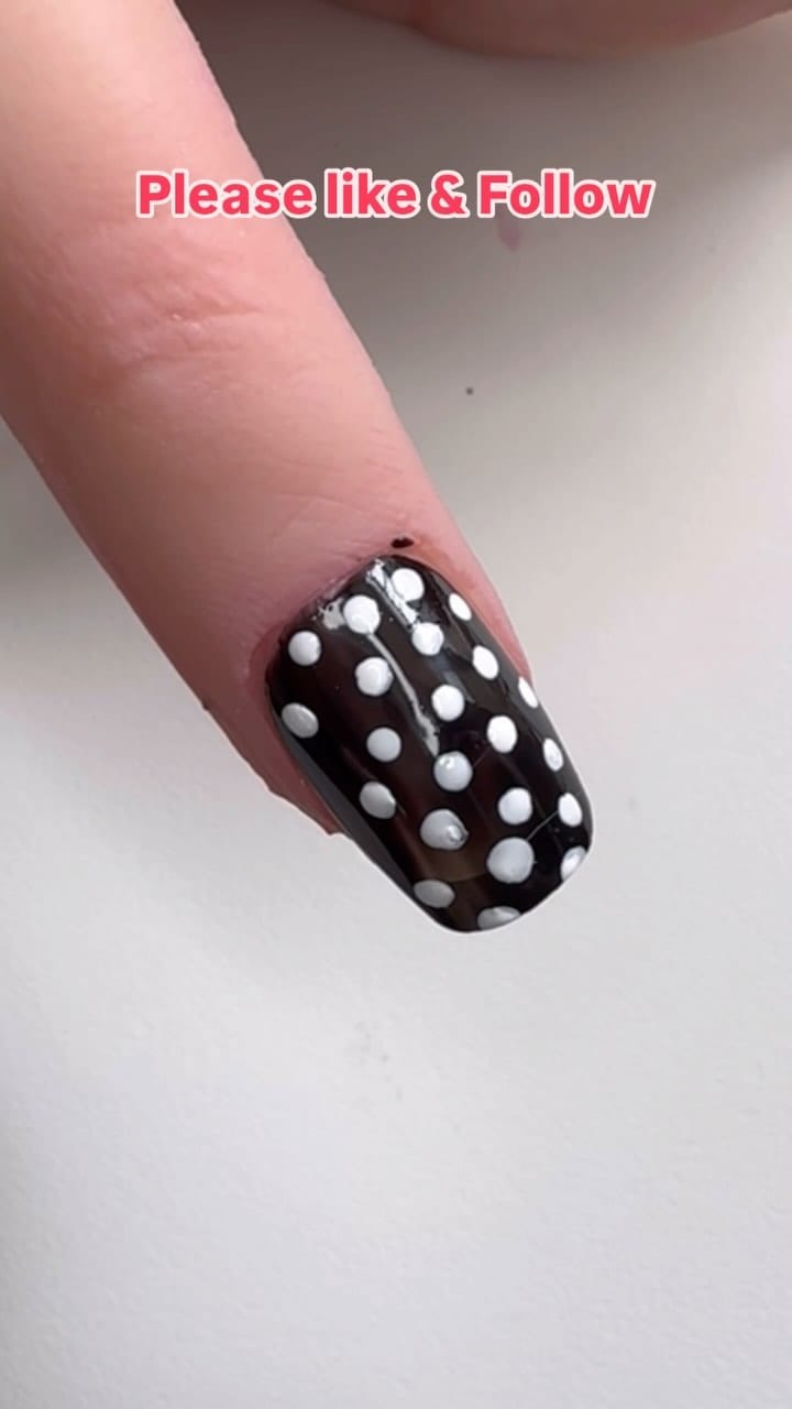 Post 10 by Nail art on Instagram (video)