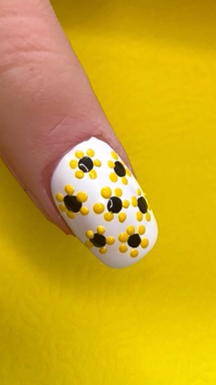 Post 4 by Nail art on Instagram (video)